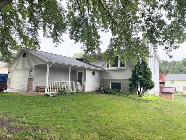 01-Before-Front-Right-Old-Vinyl-Siding-607-Margaret-St-NE-Chatfield-MN