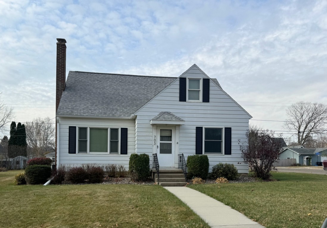 01-Finseth-Before-Front-Old-Metal-Siding-703-Main-St-Chatfield-MN