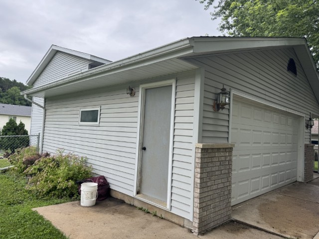 02-Before-Front-Left-Old-Vinyl-Siding-607-Margaret-St-NE-Chatfield-MN