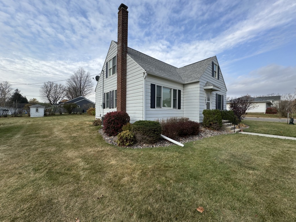 03-Finseth-Before-Front-Left-Old-Metal-Siding-703-Main-St-Chatfield-MN