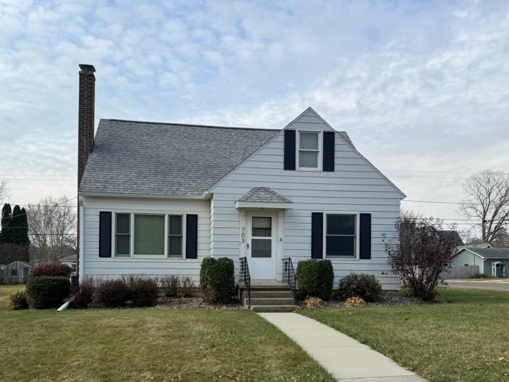 01-Finseth-Before-Front-Old-Metal-Siding-703-Main-St-Chatfield-MN (2)