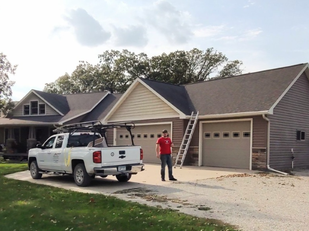 02-Before-Front-View-Asphalt-Roofing-Vinyl-Siding-Original-Exterior-Fountain-MN (1)