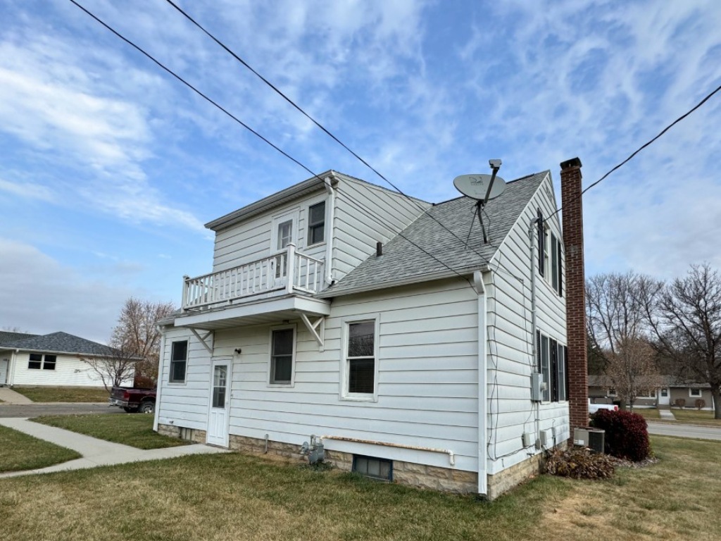 02-Finseth-Before-Back-Old-Metal-Siding-703-Main-St-Chatfield-MN (2)