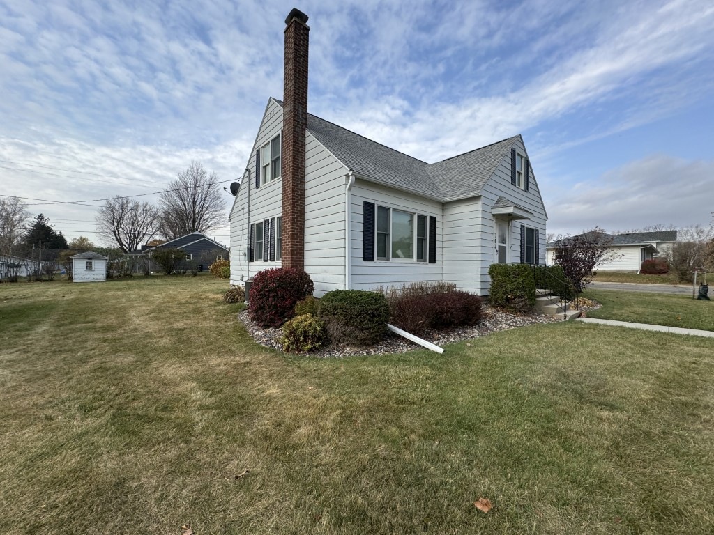 03-Finseth-Before-Front-Left-Old-Metal-Siding-703-Main-St-Chatfield-MN (2)